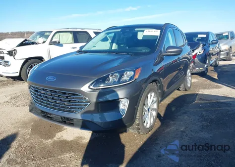 2022 Ford Escape Titanium z USA, uszkodzony, nr VIN 1FMCU9J93NUB56306